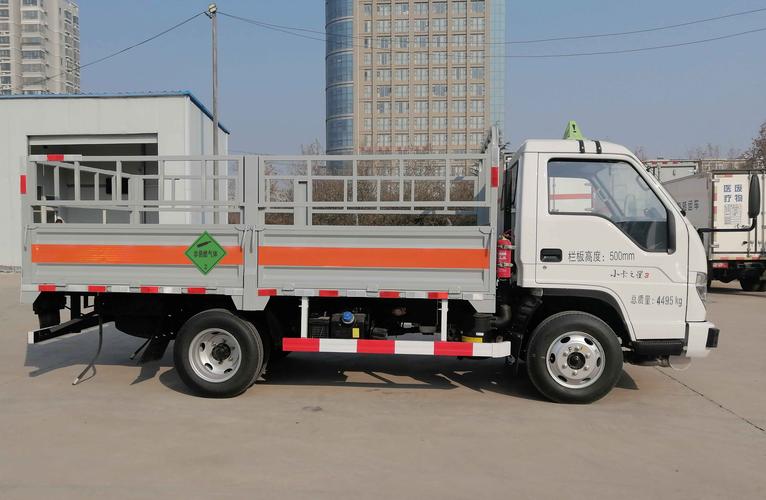 特種運(yùn)輸領(lǐng)域的關(guān)鍵角色 BJ氣瓶運(yùn)輸車與危險(xiǎn)品運(yùn)輸車